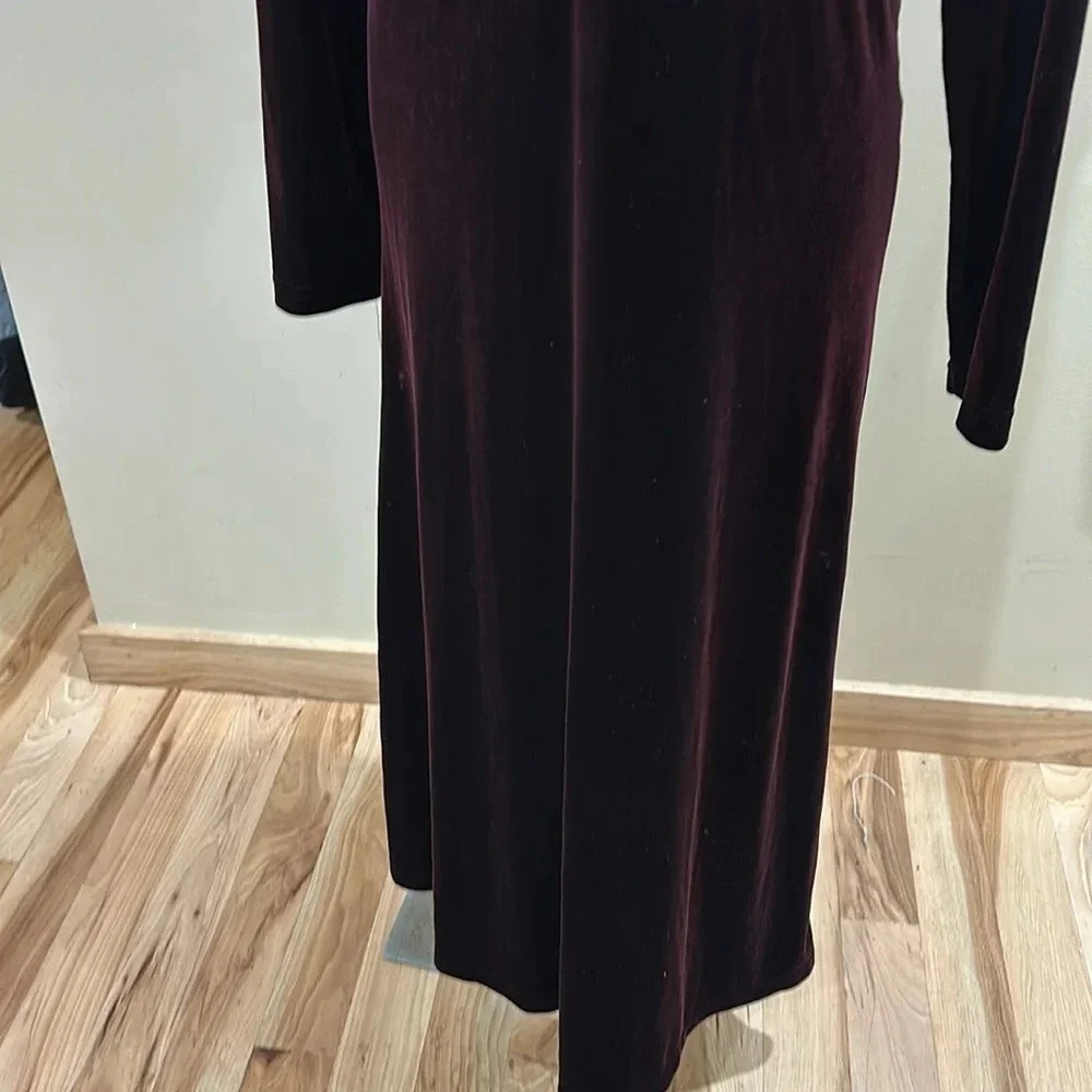Amanda Smith
90s burgundy velvet long sleeve dress w/ turtle neck - Picture 5 of 9